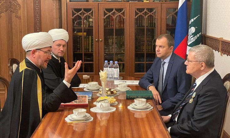Муфтий шейх Равиль Гайнутдин вручил Юрию Чайке высшую награду ДУМ РФ