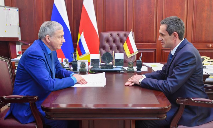 Глава Северной Осетии Вячеслав Битаров и помощник полпреда Виталий Кузнецов обсудили вопросы развития казачества в регионе